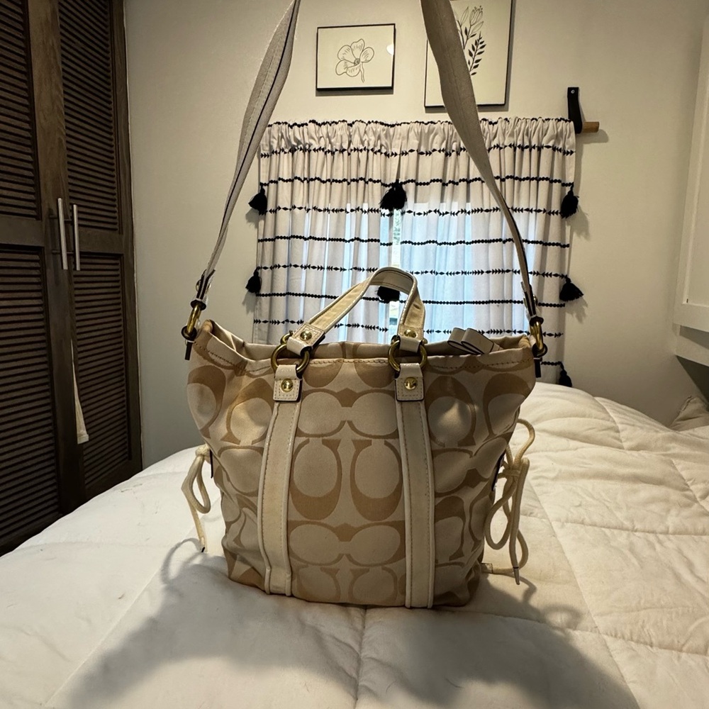 Coach Bucket Style Signature logo with Heart Accents - Picture 14 of 15